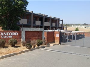 2 Bed Apartment in Bloubosrand