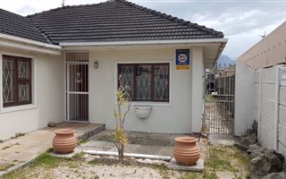 4 Bedroom House in Grassy Park