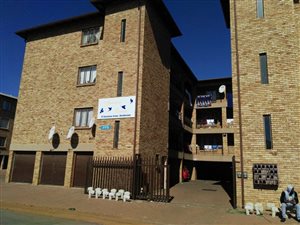 2 Bed Apartment in Randfontein Central