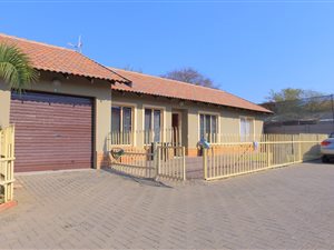3 Bed Townhouse in Rustenburg North