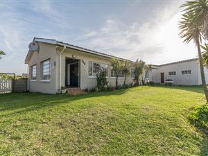 5 Bedroom House in Kaysers Beach