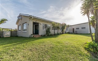 5 Bedroom House in Kaysers Beach