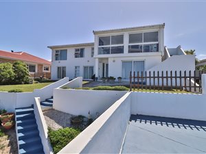 5 Bed House in Kini Bay