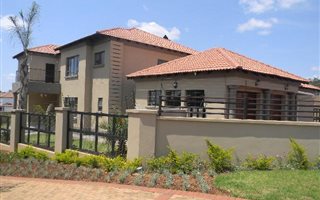 5 Bedroom House in Thornhill