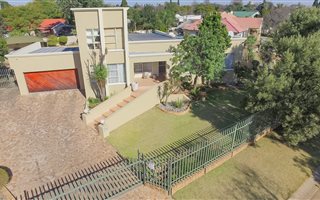 4 Bedroom House in Helderkruin