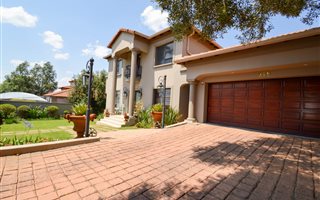 4 Bedroom House in Ruimsig Country Estate
