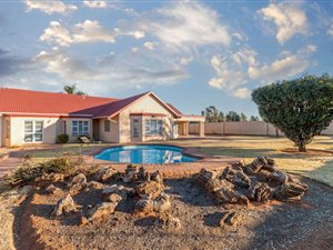 5 Bed House in Alphen Park