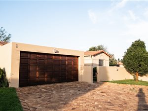 3 Bed Townhouse in Heuwelsig Estate