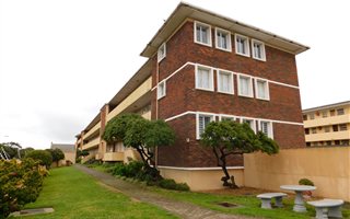 Bachelor apartment in Milnerton Central