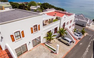772 m² Commercial space in Gordons Bay Central