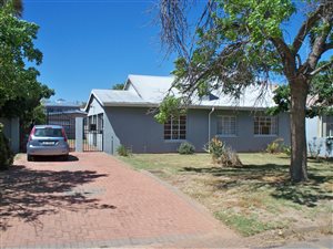 4 Bed House in Roux Park