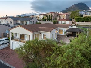 4 Bed House in Somerset West Central