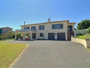 4 Bed House in Die Wingerd