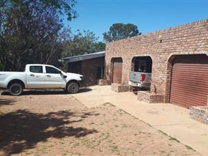 1275 ha Farm in Steytlerville