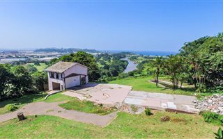 4100 m² Land available in Athlone Park