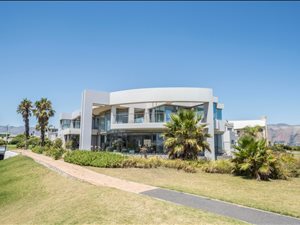 4 Bed House in Greenways Golf Estate