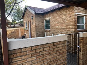 2 Bed Townhouse in Heuwelsig Estate