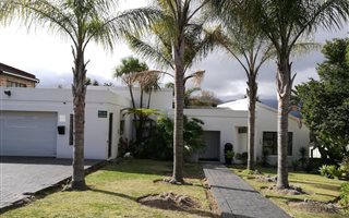 5 Bedroom House in Loerie Park