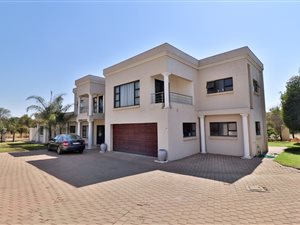 5 Bed House in Silver Lakes Golf Estate