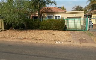 2 Bedroom House in Eloffsdal