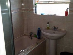 2 Bed Apartment in Die Hoewes