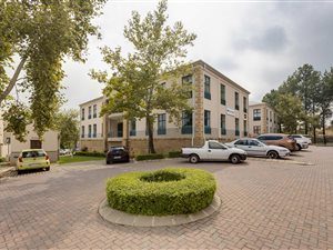 300 m² Commercial space in Broadacres
