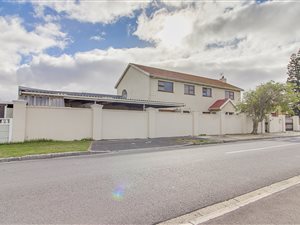 8 Bed House in Surrey Estate