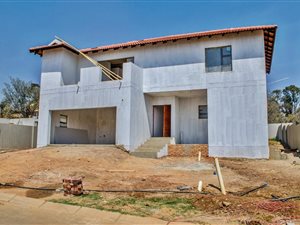 4 Bed House in Ruimsig Country Estate