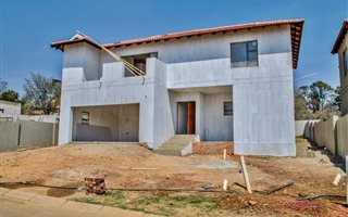 4 Bedroom House in Ruimsig Country Estate