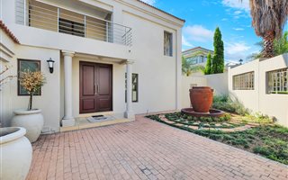 5 Bedroom House in Maroeladal