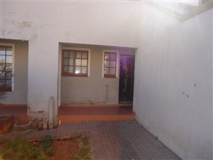 2 Bed Apartment in Roodepoort West