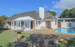 4 Bedroom House in Bergvliet