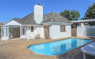 4 Bedroom House in Bergvliet