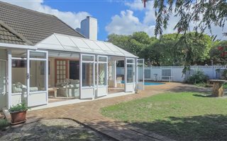 4 Bedroom House in Bergvliet