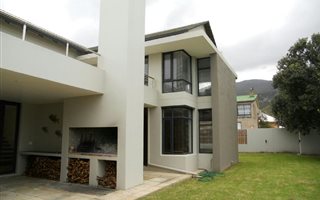 4 Bedroom House in Voelklip