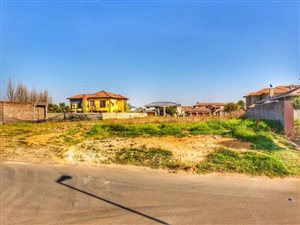 880 m² Land available in Helderwyk