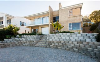 4 Bedroom House in Pienaarstrand