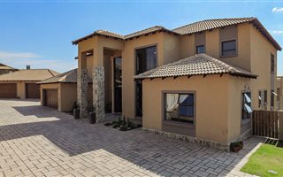 5 Bedroom House in Bankenveld