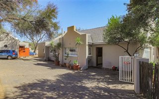 8 Bedroom House in Olivedale