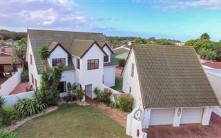 10 Bedroom House in Summerstrand