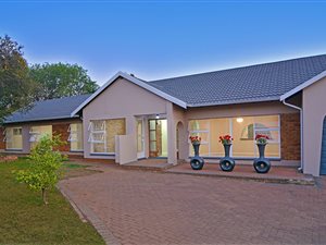 4 Bed House in Kloofendal