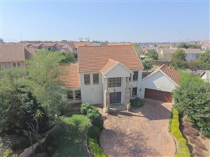 5 Bed House in Brooklands