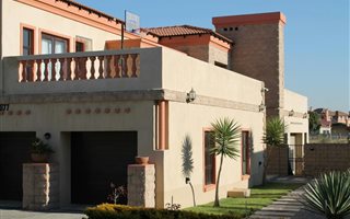 4 Bedroom House in Blue Valley Golf Estate