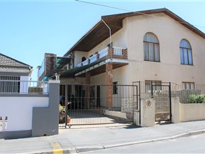 9 Bed House in Fairfield Estate