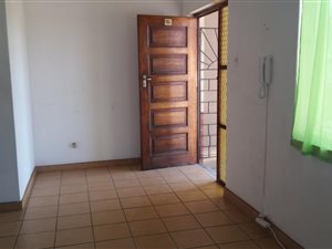70 m² Commercial space in Montclair
