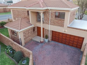 3 Bed House in Van Riebeeck Park