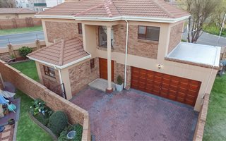3 Bedroom House in Van Riebeeck Park