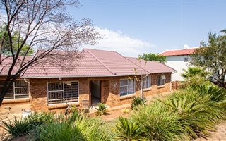 3 Bedroom House in Roodekrans