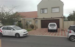 3 Bedroom House in Eikenbosch