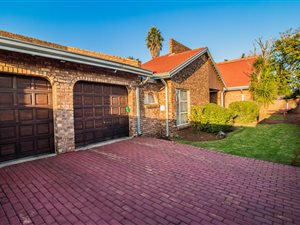 4 Bed House in Klippoortje